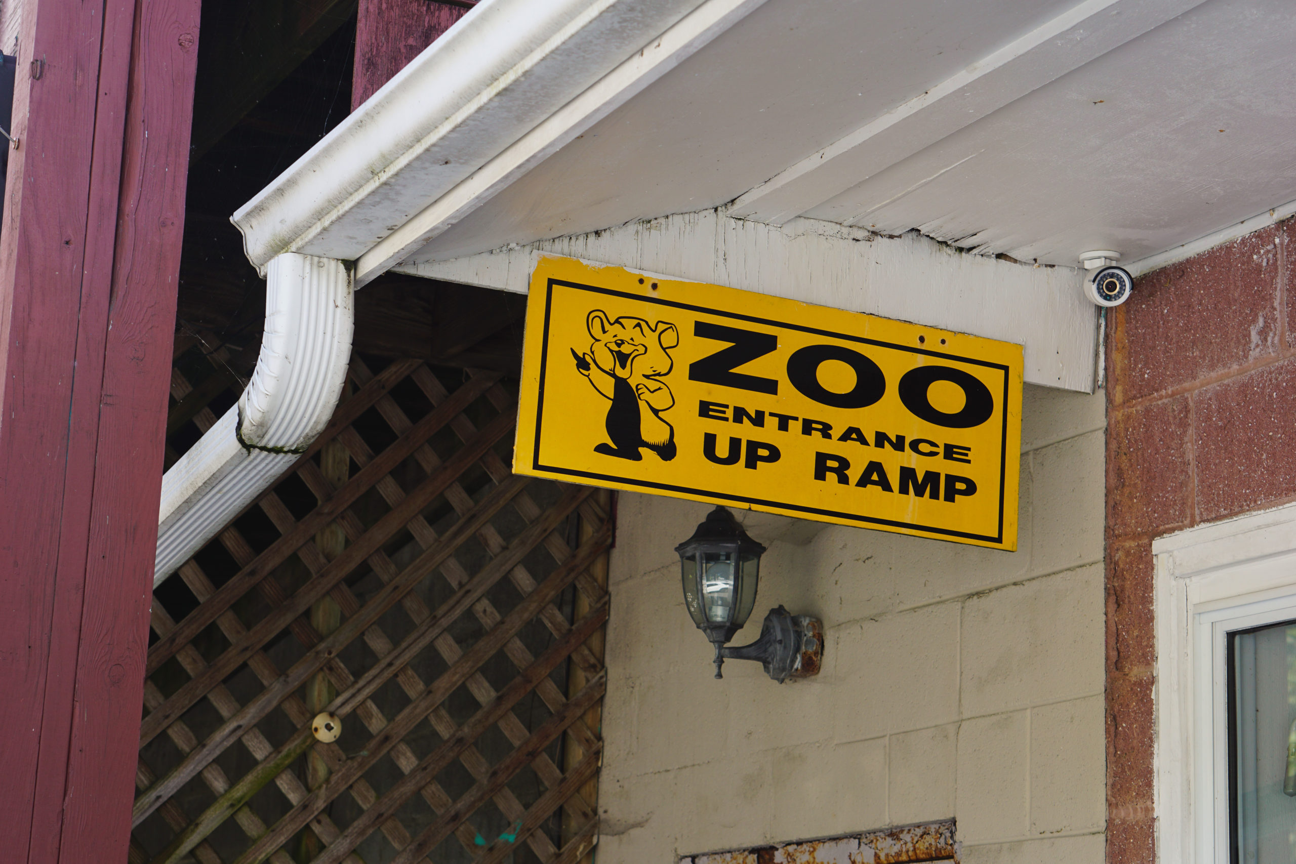 Entrance sign to Cherokee Bear Zoo